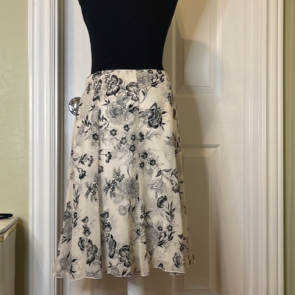 White House Black Market Floral Silk Skirt - Picture 4 of 7